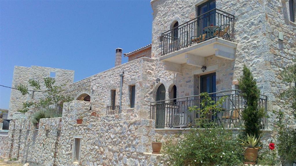 Готель Mani Stone Towers Kotronion  Екстер'єр фото